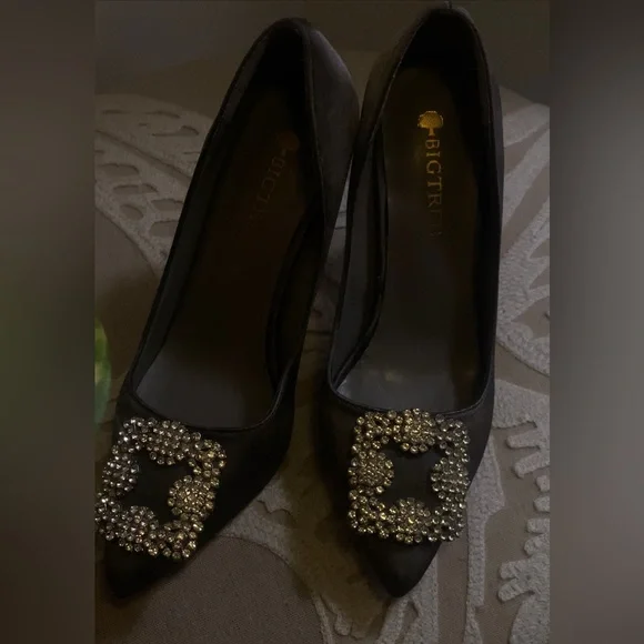 Woman Heels - Picture 1 of 3